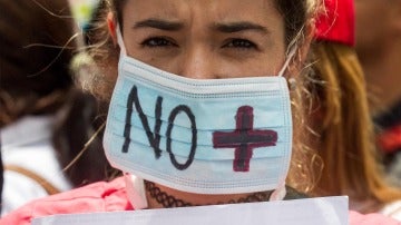 Una manifestante participa en una protesta de médicos y trabajadores del sector salud