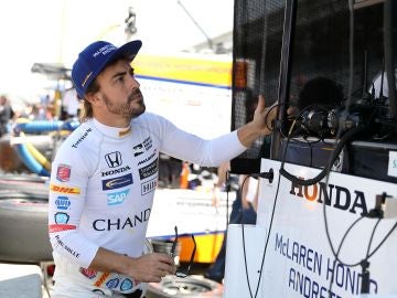 Fernando Alonso estudia una serie de datos en una pantalla en Indianápolis