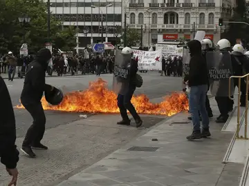 Enfrentamientos entre policía y manifestantes Enfrentamientos entre policía y manifestantes