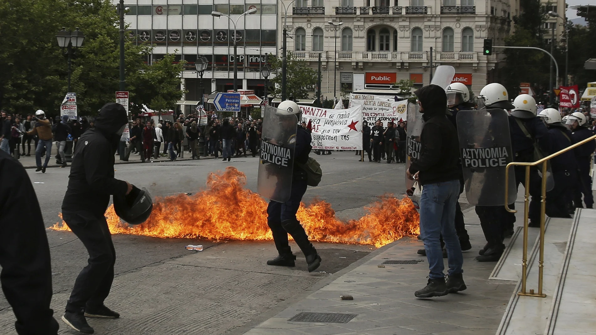 Enfrentamientos entre policía y manifestantes Enfrentamientos entre policía y manifestantes