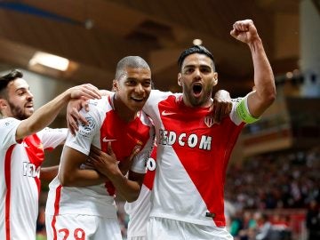 Falcao y Mbappé celebran un gol del Mónaco