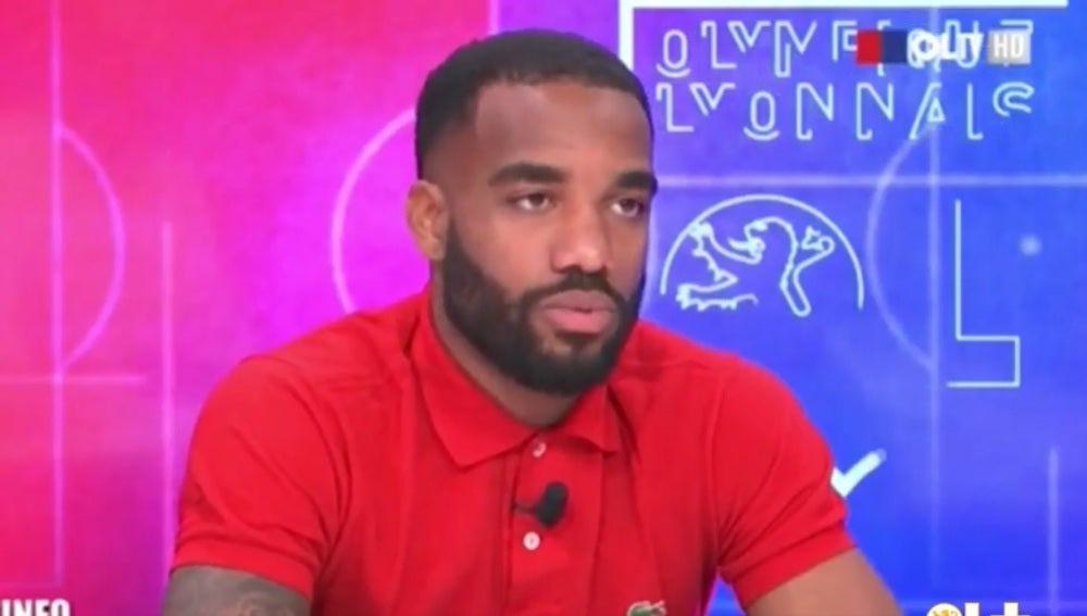 Lacazette, en plena entrevista a la TV del Lyon