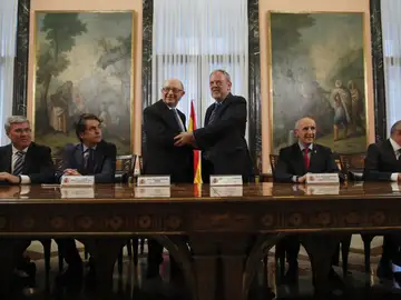 El ministro de Hacienda, Cristóbal Montoro, y el consejero de Hacienda y Economía vasco, Pedro Azpiazu El ministro de Hacienda, Cristóbal Montoro, y el consejero de Hacienda y Economía vasco, Pedro Azpiazu