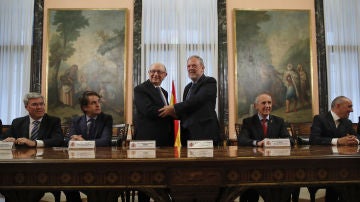 El ministro de Hacienda, Cristóbal Montoro, y el consejero de Hacienda y Economía vasco, Pedro Azpiazu 
