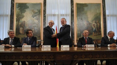 El Gobierno y el País Vasco firman el acuerdo del cupo vasco y la devolución de los 1.400 millones de euros a Euskadi