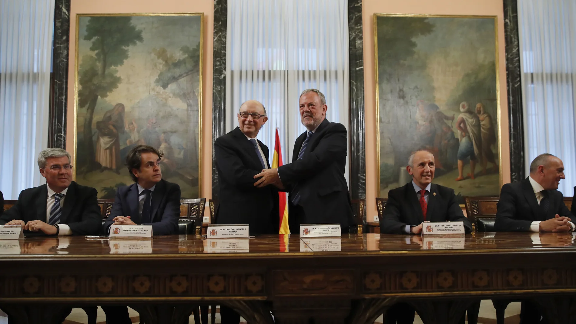 El ministro de Hacienda, Cristóbal Montoro, y el consejero de Hacienda y Economía vasco, Pedro Azpiazu El ministro de Hacienda, Cristóbal Montoro, y el consejero de Hacienda y Economía vasco, Pedro Azpiazu