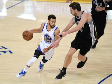 Pau Gasol trata de defender a Stephen Curry Pau Gasol trata de defender a Stephen Curry