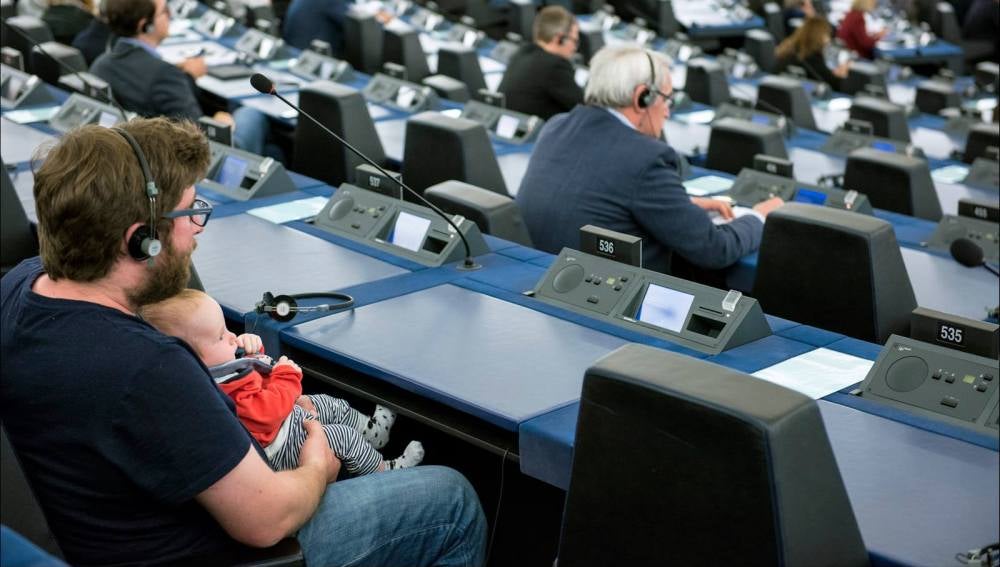 Miguel Urbán con su bebé en una sesión del Parlamento Europeo