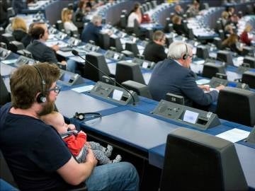 Miguel Urbán con su bebé en una sesión del Parlamento Europeo