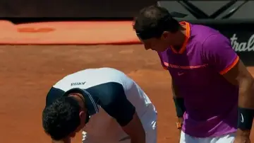 Rafa Nadal se preocupa por Almagro tras caer lesionado Rafa Nadal se preocupa por Almagro tras caer lesionado