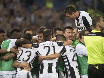 Los jugadores de la Juventus celebran la victoria y el título Los jugadores de la Juventus celebran la victoria y el título
