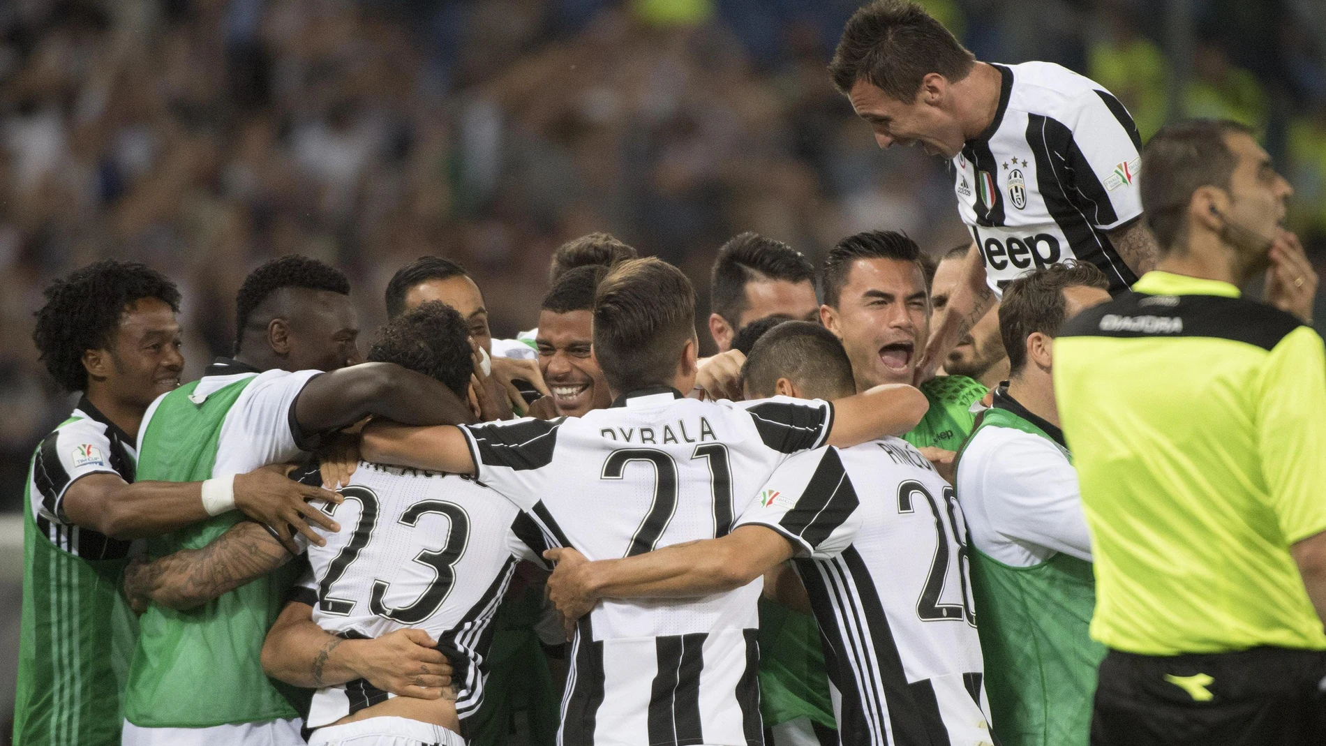 Los jugadores de la Juventus celebran la victoria y el título Los jugadores de la Juventus celebran la victoria y el título