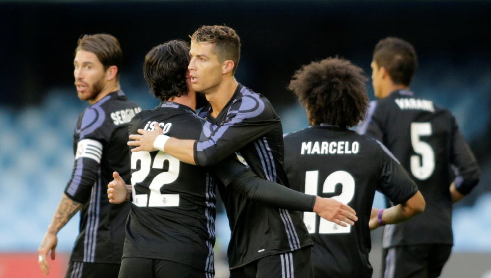 Los jugadores del Real Madrid celebran un gol