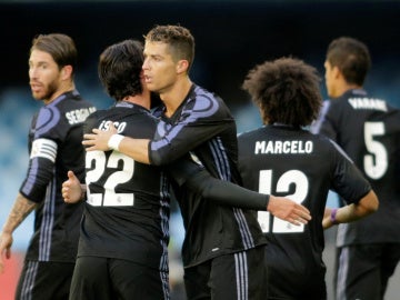 Los jugadores del Real Madrid celebran un gol