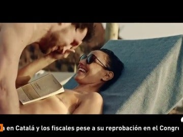 Frame 56.235 de: Una marca de gafas apuesta por un anuncio con una mujer haciendo topless y mostrando su mastectomía