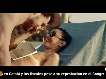 Frame 56.235 de: Una marca de gafas apuesta por un anuncio con una mujer haciendo topless y mostrando su mastectomía Frame 56.235 de: Una marca de gafas apuesta por un anuncio con una mujer haciendo topless y mostrando su mastectomía