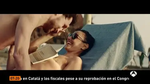 Frame 56.235 de: Una marca de gafas apuesta por un anuncio con una mujer haciendo topless y mostrando su mastectomía Frame 56.235 de: Una marca de gafas apuesta por un anuncio con una mujer haciendo topless y mostrando su mastectomía