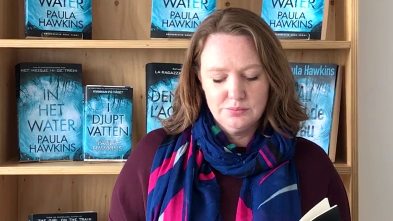 EXCLUSIVA: Paula Hawkins lee un fragmento de 'Escrito en el agua', su