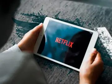 Una persona ve Netflix en su tableta Una persona ve Netflix en su tableta