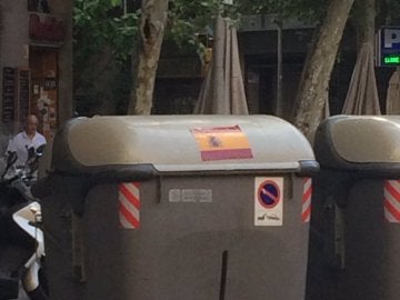 Un cubo de la basura en Cataluña con una pegatina de España