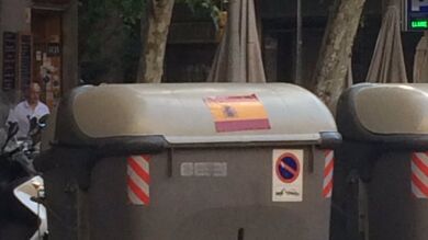 Pegan centenares de pegatinas de banderas españolas en área de Barcelona