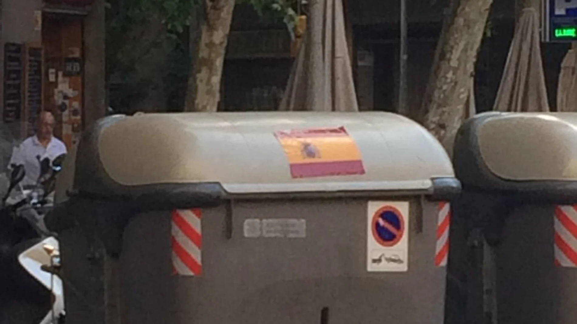 Un cubo de la basura en Cataluña con una pegatina de España Un cubo de la basura en Cataluña con una pegatina de España