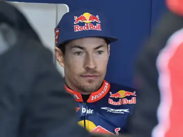 Nicky Hayden, pensativo en el garaje Nicky Hayden, pensativo en el garaje