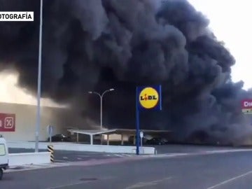 Frame 17.528888 de: Aparatoso incendio en un bazar chino en Adra, en Almería