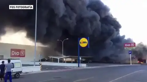 Frame 17.528888 de: Aparatoso incendio en un bazar chino en Adra, en Almería Frame 17.528888 de: Aparatoso incendio en un bazar chino en Adra, en Almería