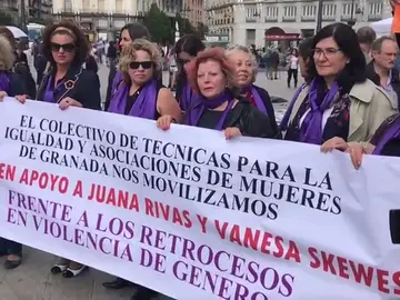 Frame 51.913461 de: Decenas de mujeres se manifiestan en contra de los retrocesos en violencia de género Frame 51.913461 de: Decenas de mujeres se manifiestan en contra de los retrocesos en violencia de género