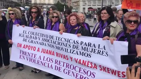 Frame 51.913461 de: Decenas de mujeres se manifiestan en contra de los retrocesos en violencia de género Frame 51.913461 de: Decenas de mujeres se manifiestan en contra de los retrocesos en violencia de género