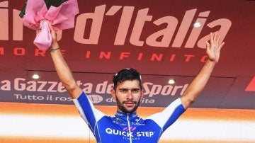 Fernando Gaviria celebra un triunfo de etapa en el Giro