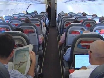 Frame 10.264375 de: ¿Cómo afecta a los usuarios la prohibición de los ordenadores y tabletas en los vuelos?