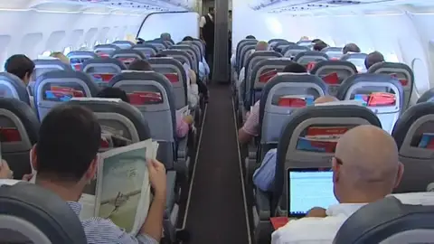 Frame 10.264375 de: ¿Cómo afecta a los usuarios la prohibición de los ordenadores y tabletas en los vuelos? Frame 10.264375 de: ¿Cómo afecta a los usuarios la prohibición de los ordenadores y tabletas en los vuelos?