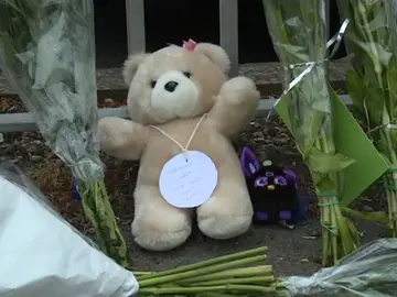 Frame 25.399429 de: Los compañeros de Saffie, una niña de ocho años, le rinden homenaje en las puertas de su colegio Frame 25.399429 de: Los compañeros de Saffie, una niña de ocho años, le rinden homenaje en las puertas de su colegio