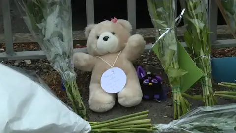 Frame 25.399429 de: Los compañeros de Saffie, una niña de ocho años, le rinden homenaje en las puertas de su colegio Frame 25.399429 de: Los compañeros de Saffie, una niña de ocho años, le rinden homenaje en las puertas de su colegio
