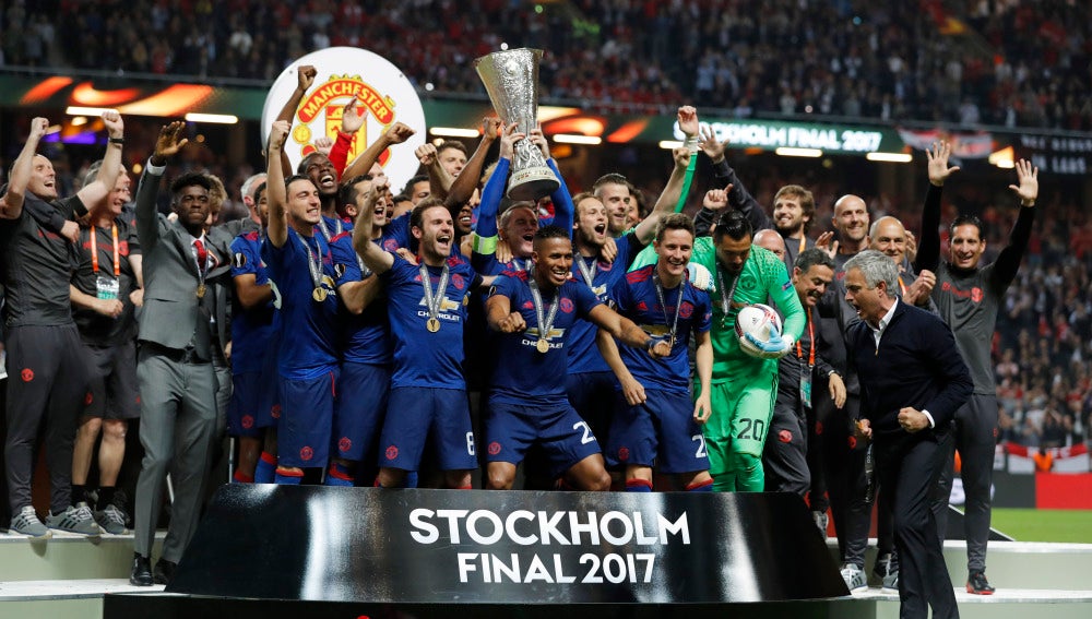 Rooney levanta el trofeo de la Europa League