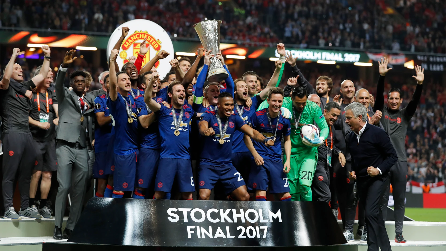 Rooney levanta el trofeo de la Europa League Rooney levanta el trofeo de la Europa League
