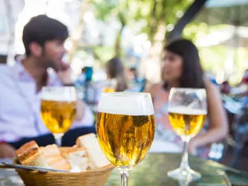 Unas cañas en una terraza Unas cañas en una terraza