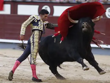El diestro extremeño Alejandro Talavante con su segundo durante la corrida de la feria de San Isidro, en la monumental de Las Ventas El diestro extremeño Alejandro Talavante con su segundo durante la corrida de la feria de San Isidro, en la monumental de Las Ventas