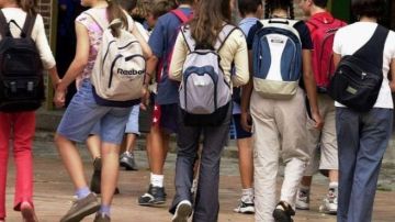 Jóvenes entrando en un instituto