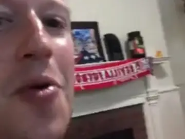 Marck Zuckerberg junto a la bandera del Sevilla Marck Zuckerberg junto a la bandera del Sevilla
