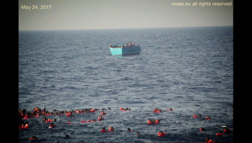 Frame 2.949333 de: Al menos 31 muertos en el Mediterráneo al naufragar una embarcación con 500 inmigrantes 