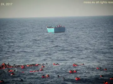 Frame 2.949333 de: Al menos 31 muertos en el Mediterráneo al naufragar una embarcación con 500 inmigrantes Frame 2.949333 de: Al menos 31 muertos en el Mediterráneo al naufragar una embarcación con 500 inmigrantes