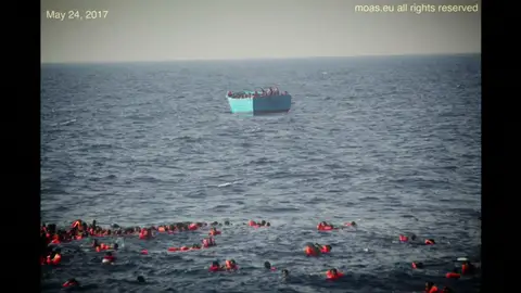 Frame 2.949333 de: Al menos 31 muertos en el Mediterráneo al naufragar una embarcación con 500 inmigrantes Frame 2.949333 de: Al menos 31 muertos en el Mediterráneo al naufragar una embarcación con 500 inmigrantes