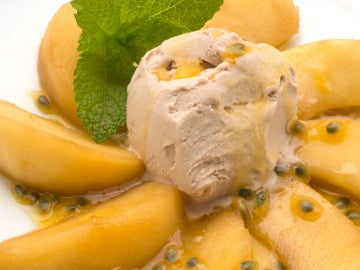 Manzanas salteadas con helado. Manzanas salteadas con helado.