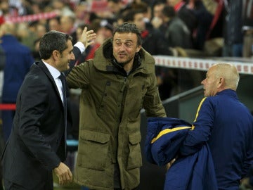 Luis Enrique y Ernesto Valverde se saludan antes de un partido