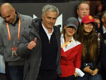 Mourinho realiza un gesto a la afición del United tras ganar la Europa League