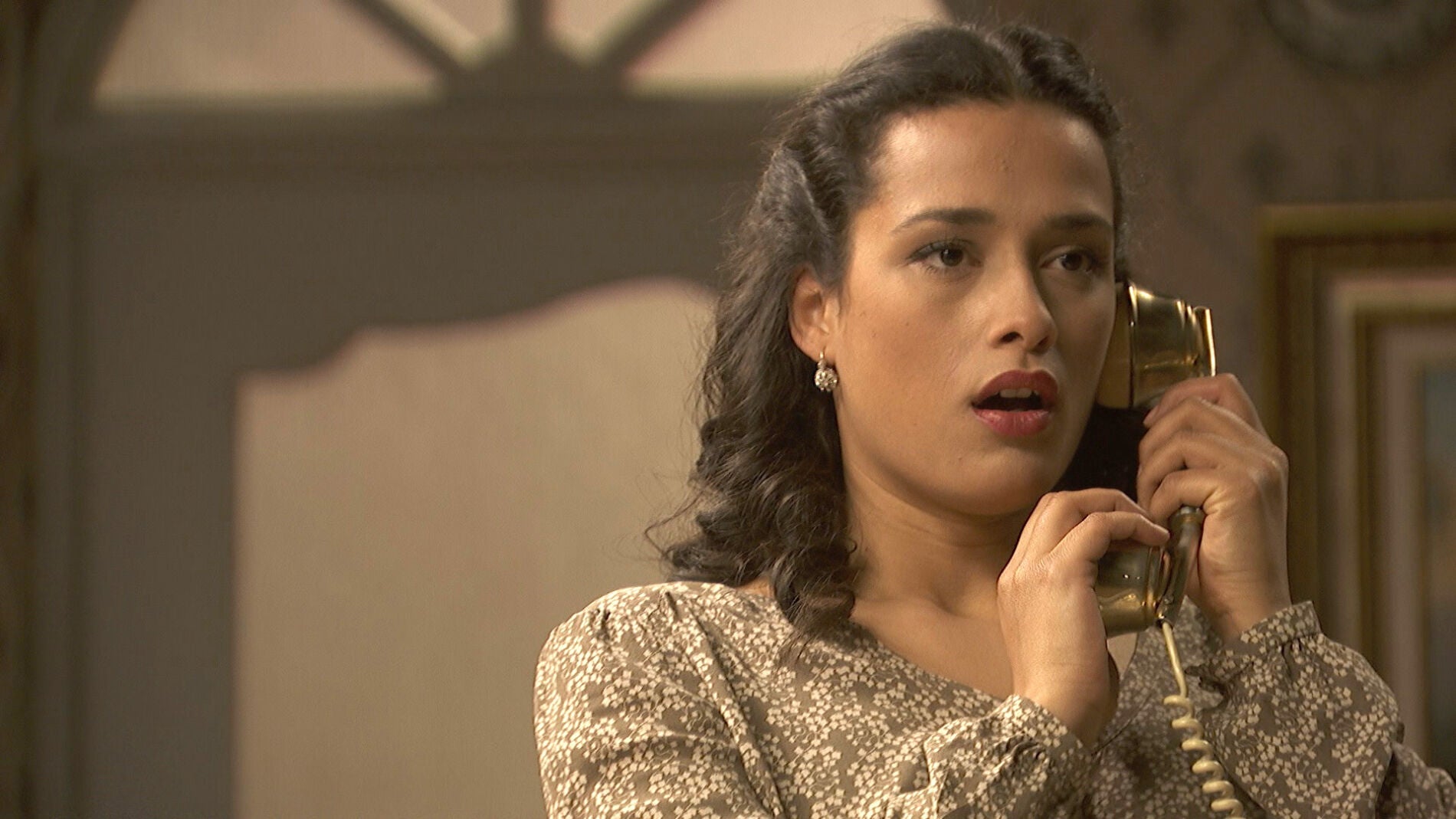 Luc&iacute;a escucha una conversaci&oacute;n secreta entre Camila y Hernando