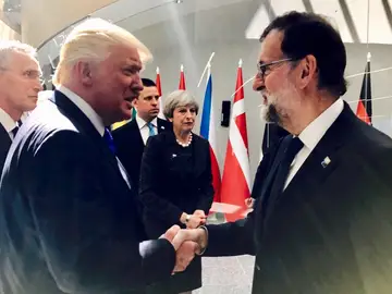 Primer saludo entre Rajoy y Trump en la cumbre de la OTAN Primer saludo entre Rajoy y Trump en la cumbre de la OTAN